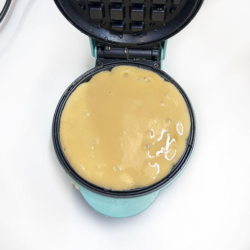 Custom Mini Auto Control Temperature Non-stick Plate Electric Egg Waffle Maker Cast Iron